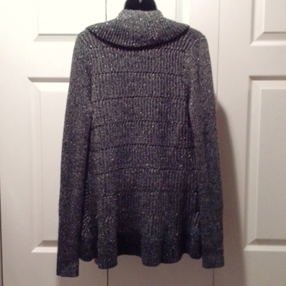 EXPRESS ladies acrylic/wood blend cardigan - Picture 3 of 6